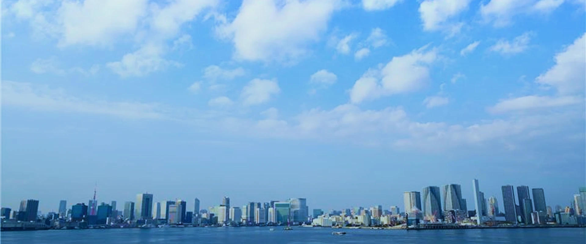 三菱食品は2025年に母体となる菱食の前身企業、北洋商会の設立から100周年を迎えました。この節目を記念し、これまでの歴史に対する「感謝」や、これからの100年に「チャレンジ」する決意を込めて「イメージソング」を制作しました。また、同じく100周年を記念し、これまでの歴史や社員の働く姿、これからの100年を想起させる映像を織り交ぜた「100周年記念動画」を制作。BGMにはイメージソングを使用しています。